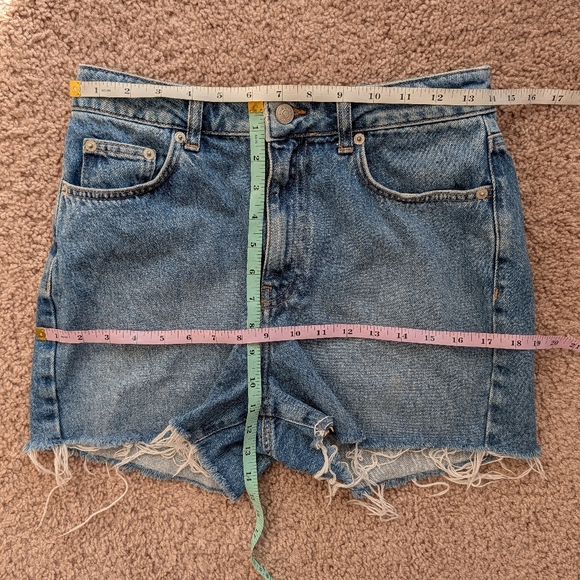 NA-KD Medium Wash Blue High Waisted Raw Hem Denim Shorts Size 36 - Picture 7 of 9